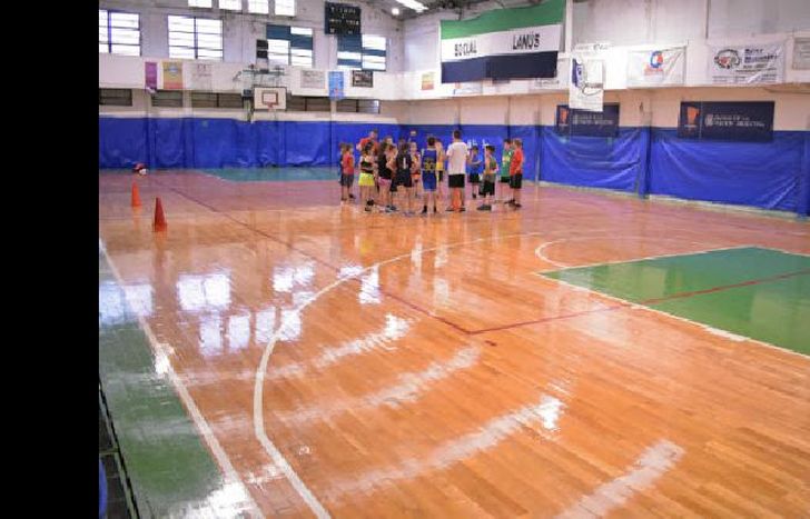 El club recibe a más de mil personas cada día entre la pileta y el básquet.