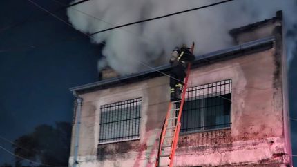 Se prendió fuego una casa de dos plantas.
