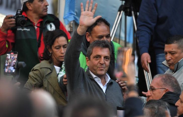 Lo anunció frente a Casa Rosada donde se reunían los trabajadores.