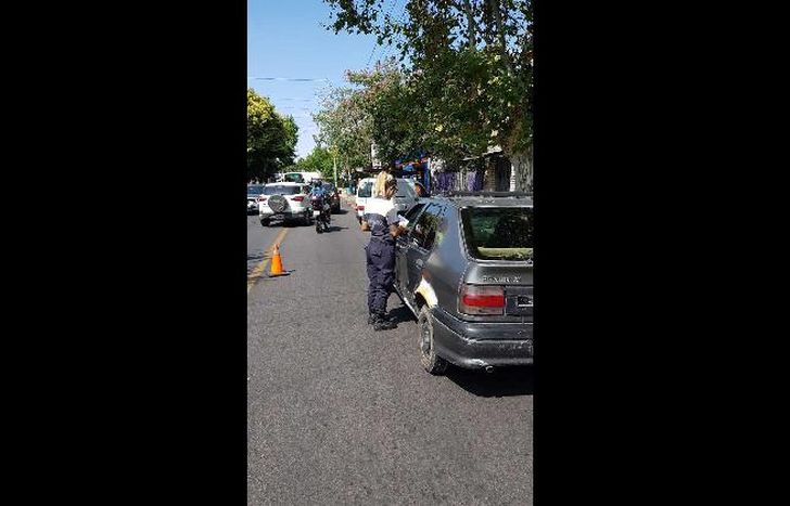 los inspectores corroboran la documentación.