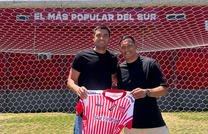 Sebastián López, arquero y capitán de Los Andes, con Sergio Romero.