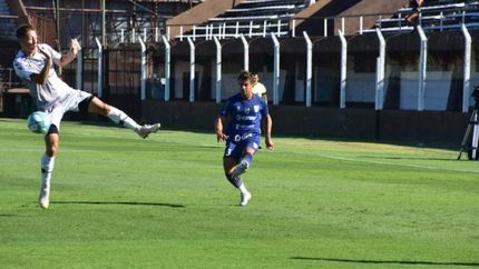 Balbi mete el centro sobre el área de Platense. Balbi mete el centro sobre el área de Platense.