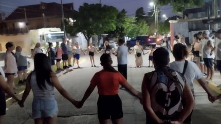 Abrazo simbólico de los vecinos de Villa Fiorito. Abrazo simbólico de los vecinos de Villa Fiorito.