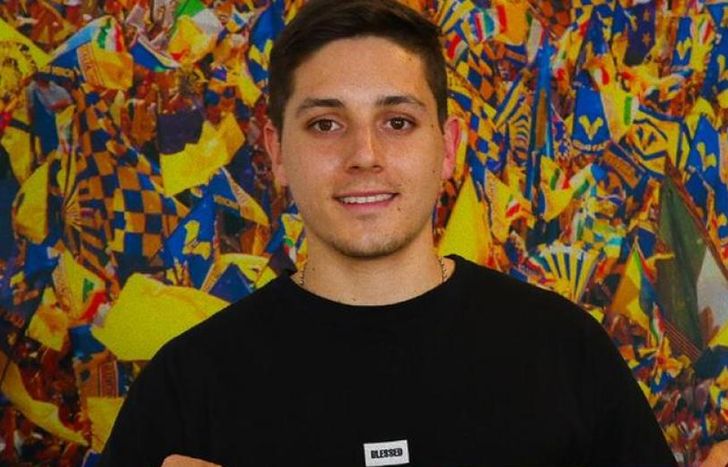 Cruz ya posó con la camiseta de su nuevo club: Hellas Verona.