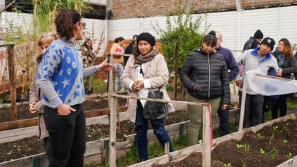 Vecinos recorren las huertas y aprenden las claves para armarlas en sus casas.