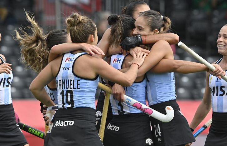 Di Santo festeja uno de los goles.