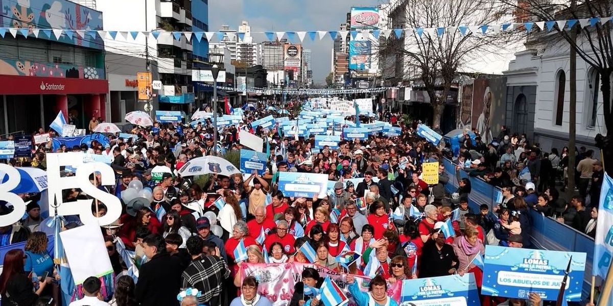 Instituciones desfilaron por la avenida, frente a la Grigera.