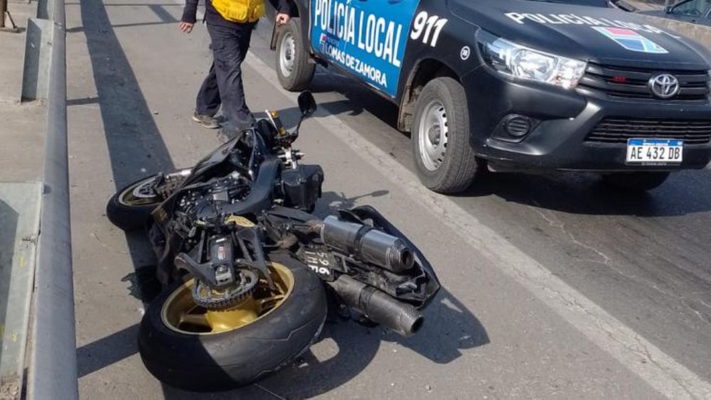 La moto de Emiliano sobre el asfalto tras el fuerte choque en Camino Negro.