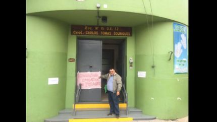 la comunidad educativa de la escuela Carlos Tomás Sourigues, ubicada en Aranguren al 2400, convocó a las 16 a un abrazo a la institución.