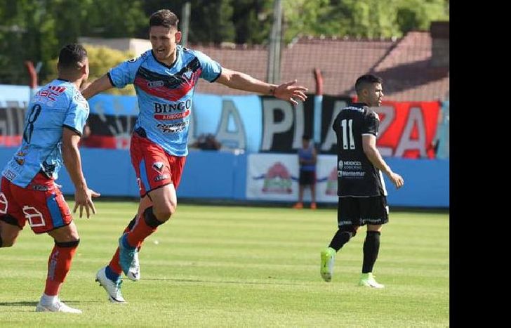 Los brazos abiertos de Nicolás Benegas, festejando el golazo que le dio la victoria a Brown.