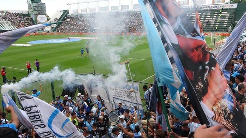 La hinchada de Racing estará presente en la cancha de Banfield.