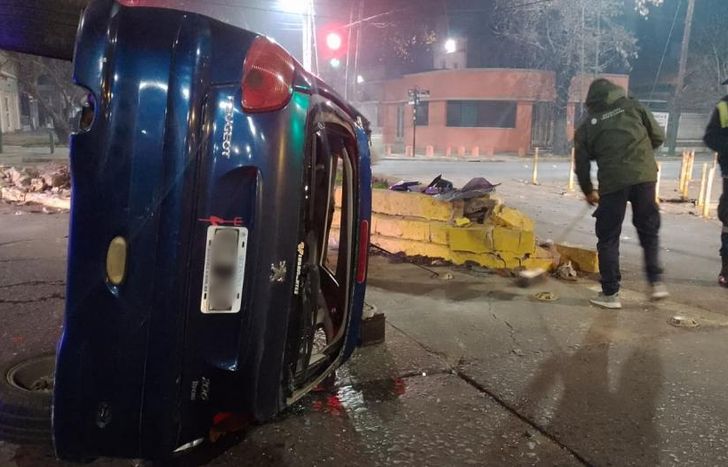 El auto quedó volcado sobre Alsina.
