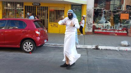 Un vecino se vistió de árabe para festejar en Maipú y Alsina.