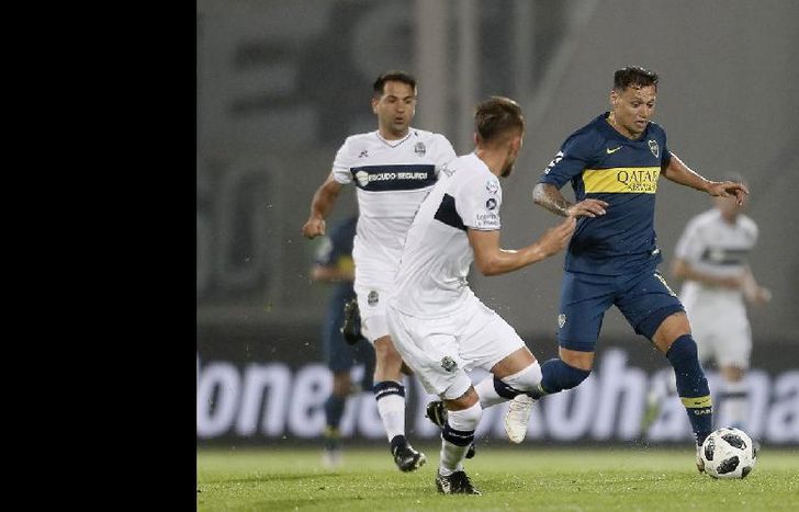 Mauro Zárate, como todo el ataque de Boca, no tuvo un buen rendimiento.