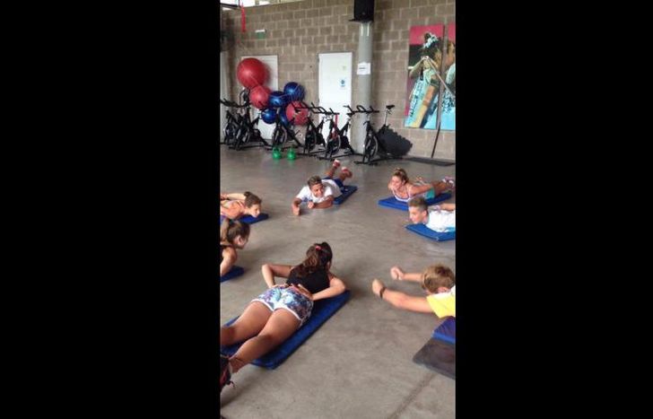 el equipo de natación en pleno entrenamiento.