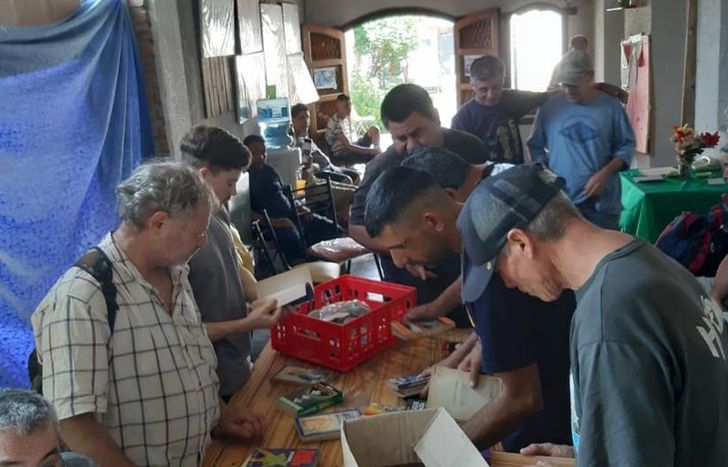 Más de 30 personas llegan cada sábado para ducharse y vestirse con ropa limpia.