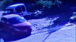 El Peugeot 206 rojo con el que habrían raptado a la adolescente.