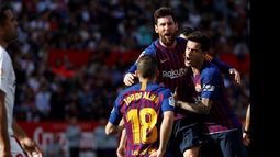 Messi brilló con tres goles ante Sevilla y lo sufre Mercado, que anotó uno para el local.