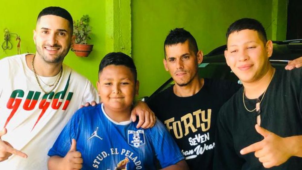 Johan junto a Brian, Alberto y Nahuel tras recibir el regalo.