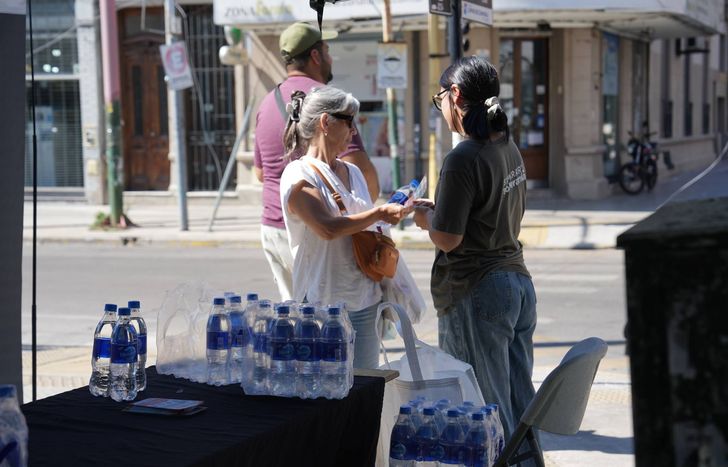 Ante la ola de calor, Lomas dispuso de puntos de hidratación para la gente.