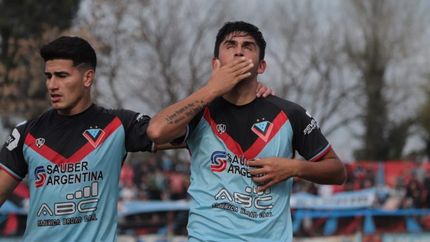 Enzo Ortiz festeja junto a Elías Contreras.