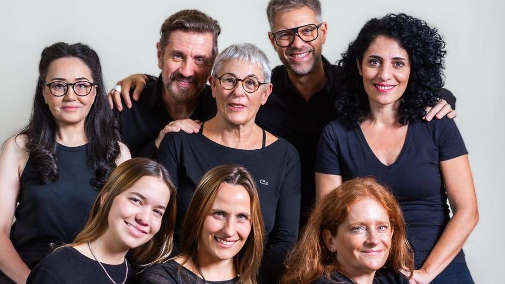 Carolina Solari y el elenco de Destino Temperley.