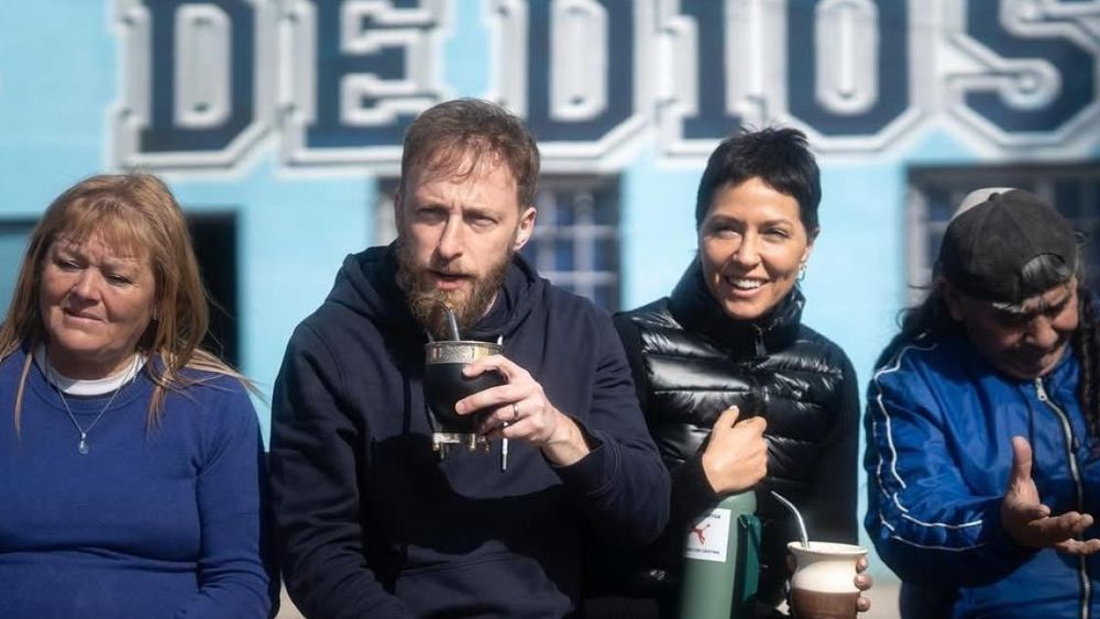 Federico Otermín y Mayra Mendoza, en una jornada de forestación en el Potrero de D10S