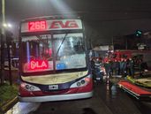 El motociclista quedó atrapado debajo del colectivo.