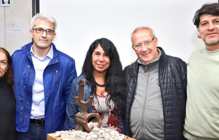 Presentaron la escultura junto a familiares, sobrevivientes y autoridades.