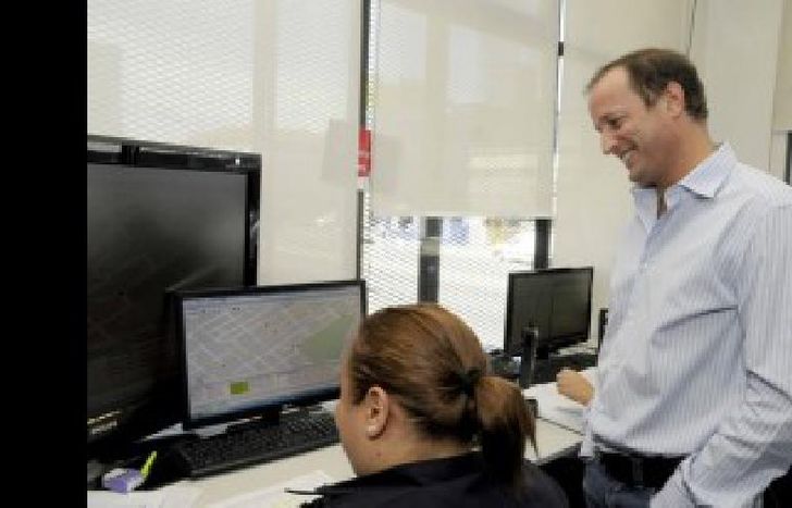 P2 El intendente Mart+¡n Insaurralde visit+¦ el centro Seguridad Lomas  03