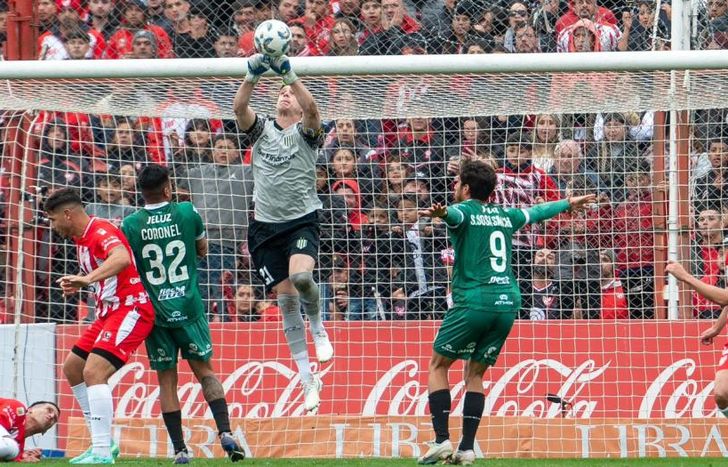 Cambeses tapó todas las pelotas que llegaron a su arco.