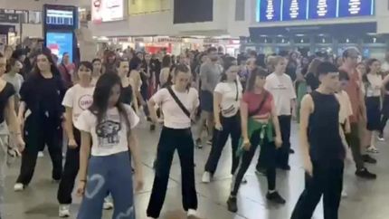 Danza con Lali de fondo.