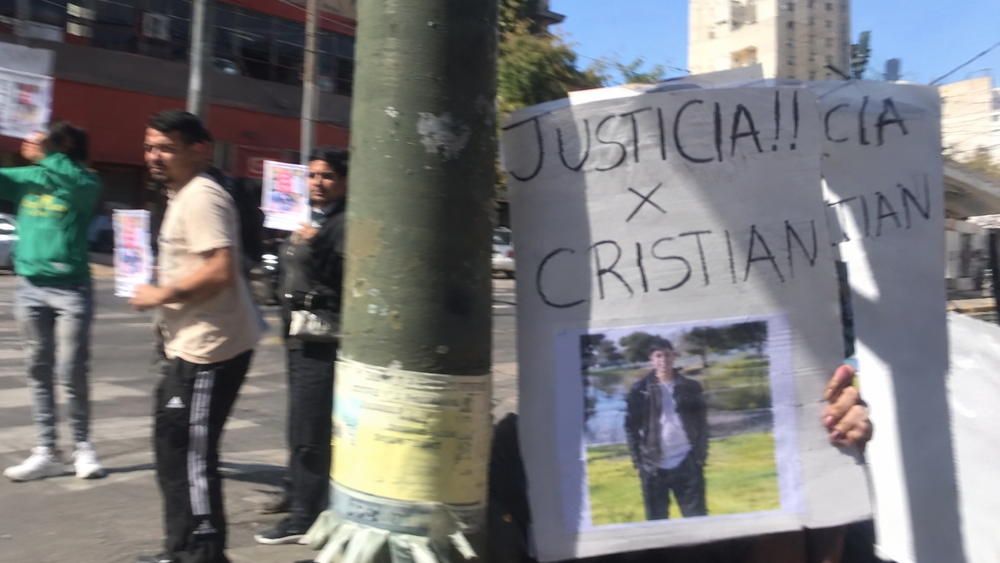 Familiares de Cristian Jalil con pancartas.