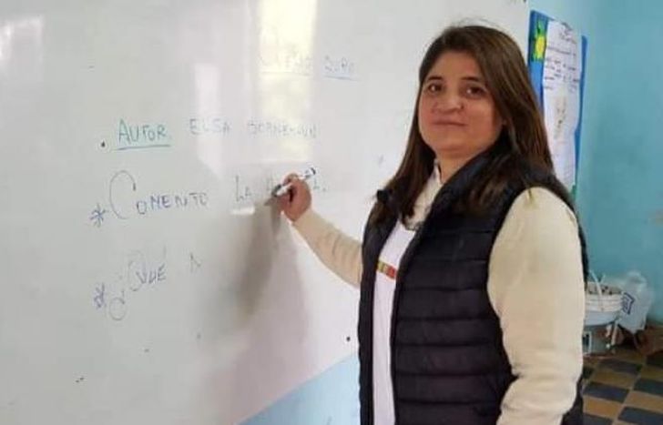 La maestra rural que le gana al barro con su Citroën.