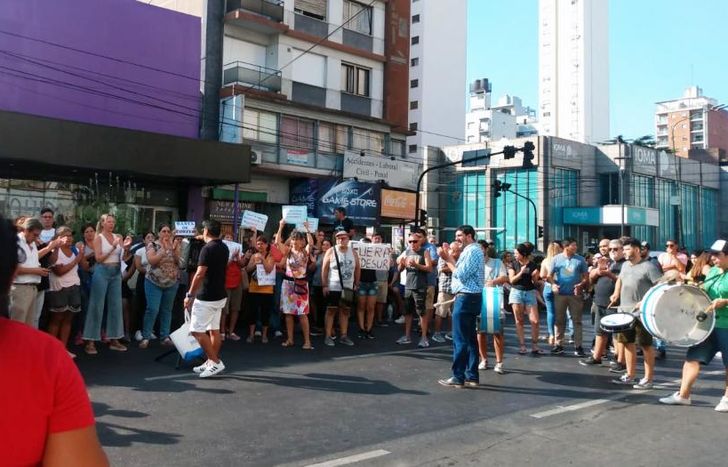 El único Edesur que ilumina es el que arde, decían los carteles.