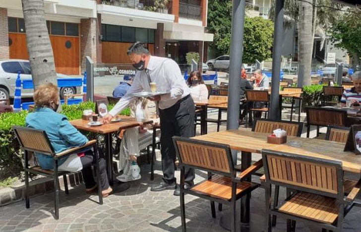 La gastronomía local funciona al aire libre.