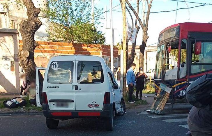 El grave accidente fue a una cuadra del Cementerio de Lomas.