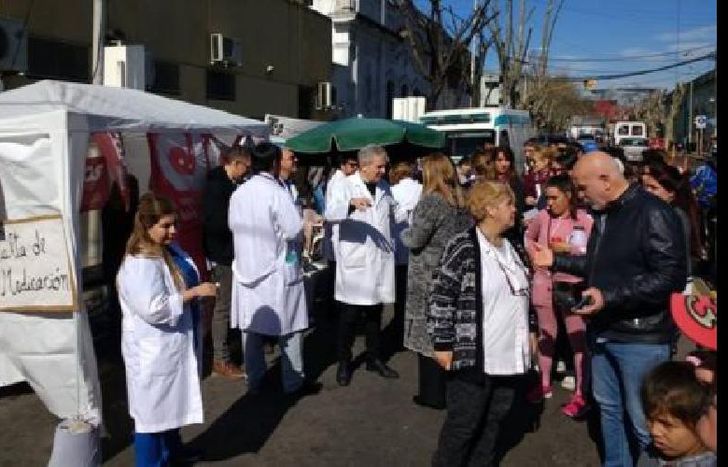 Los médicos protestaron en la intersección de Belgrano e Italia.