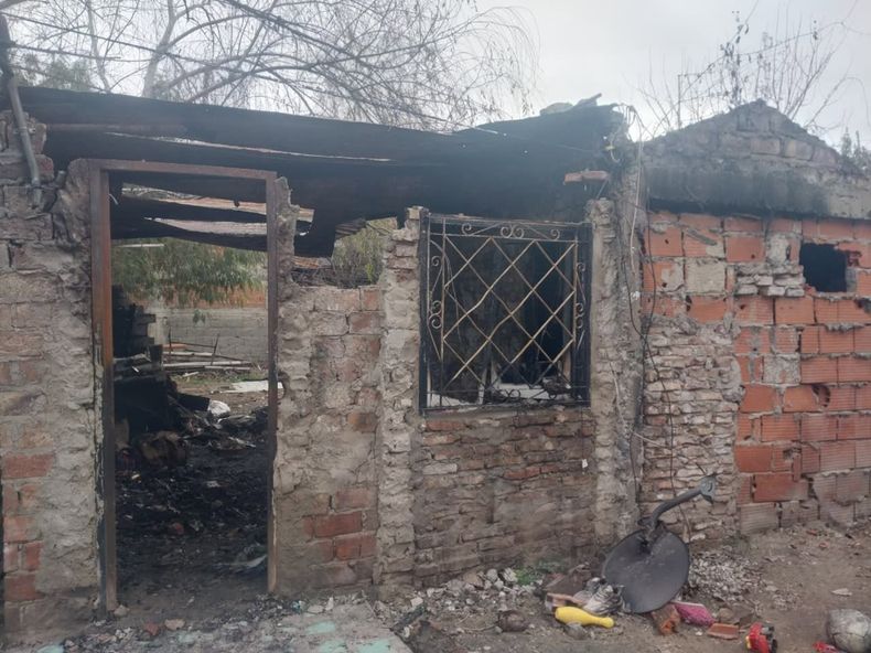 La mujer y su hijo pequeño perdieron todo.