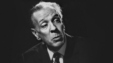 La suelta de poemas en honor a uno de los escritores y lectores emblemáticos de la literatura argentina.