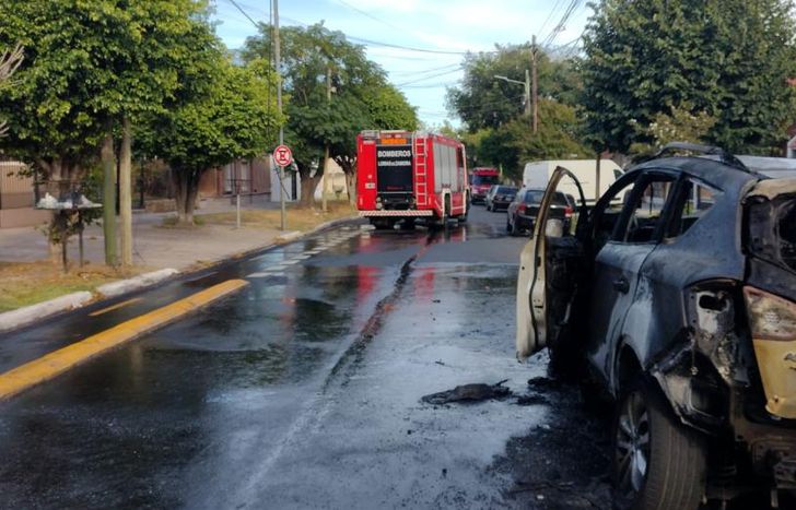El auto quedó destruido por el incendio.