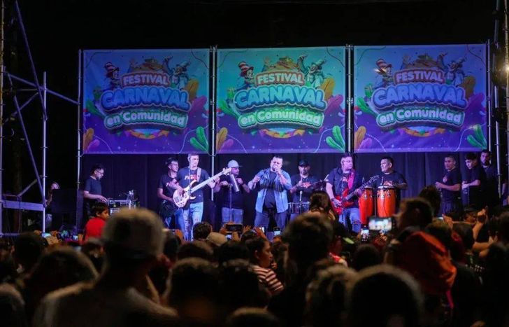 Murgas, comparsas y Los del Fuego dieron inicio al Carnaval en Lomas.