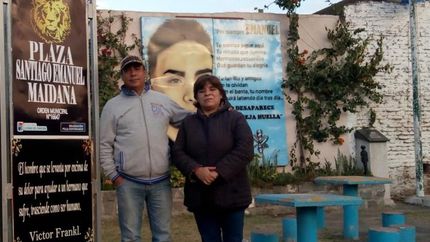 Los papás de Emanuel en la Plaza que lleva el nombre de su hijo.