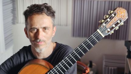 Con su pasión más importante: la guitarra.