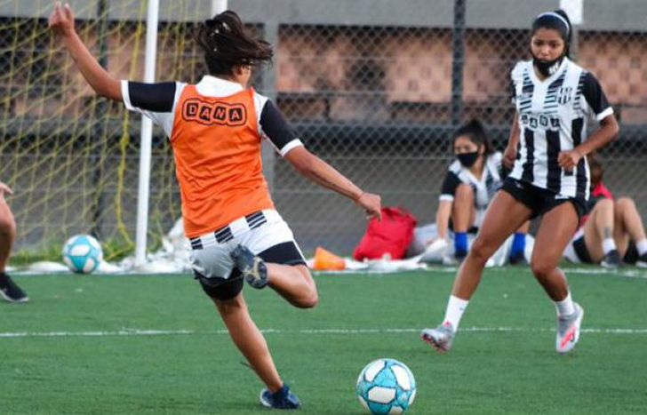 El Povenir lidera su zona y enfrenta a Defensores de Belgrano.