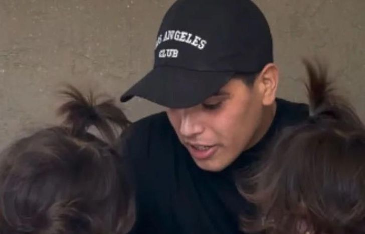 Thiago Medina con sus hijas.