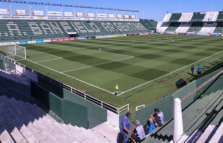 El Florencio Sola preparado para recibir hinchas visitantes.