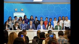 En conferencia, estuvieron referentes de los distintos equipos y la presidente de Banfield, Barbuto.
