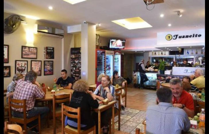 en la emblemática pizzería juancito ya están reservando mesas.