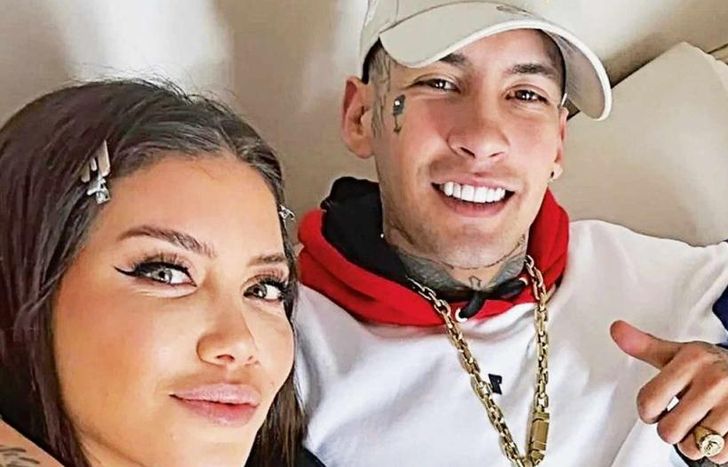 una relación muy expuesta.